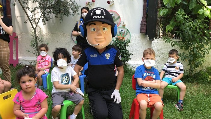 Adana'da polisten çocuklara koronavirüs eğitimi