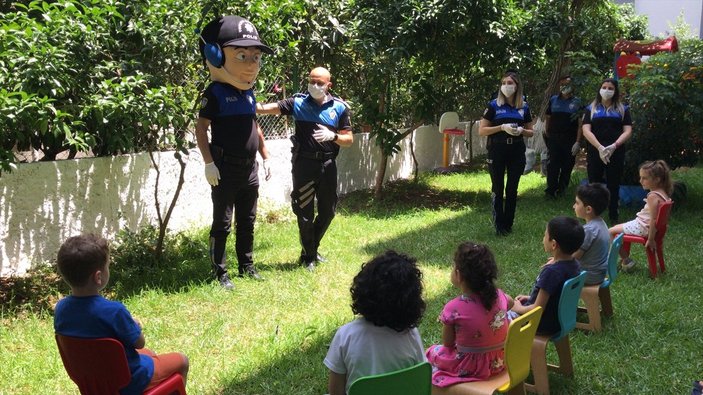 Adana'da polisten çocuklara koronavirüs eğitimi