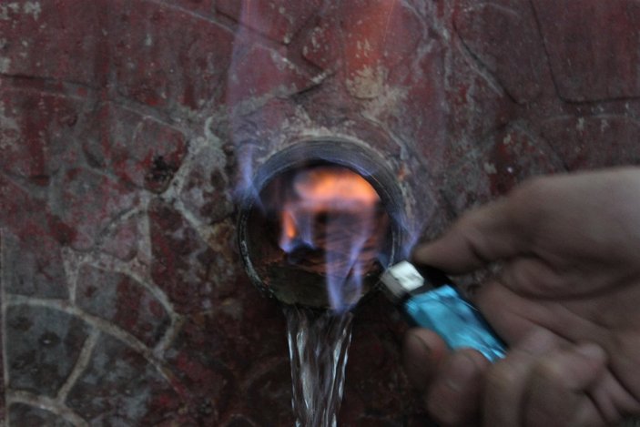 Bursa'da alev alev yanan çeşmeden su içiyorlar