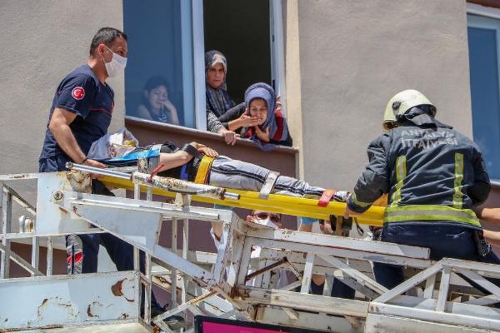 Antalya'da hamile kadın camdan düştü