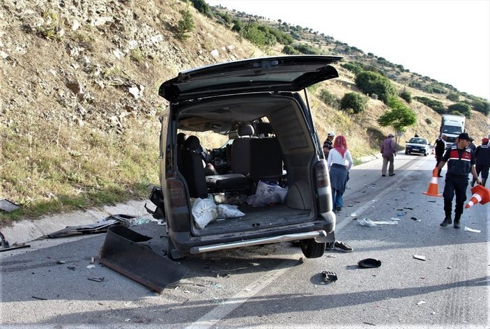 Manisa'da minibüs kamyona çarptı: 4 yaralı
