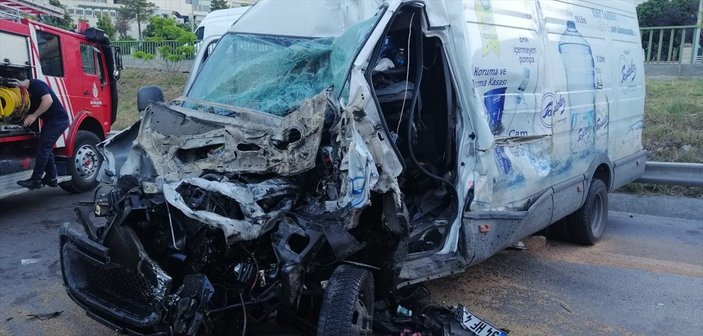 Maltepe'de kamyonetle panelvan çarpıştı: 5 yaralı