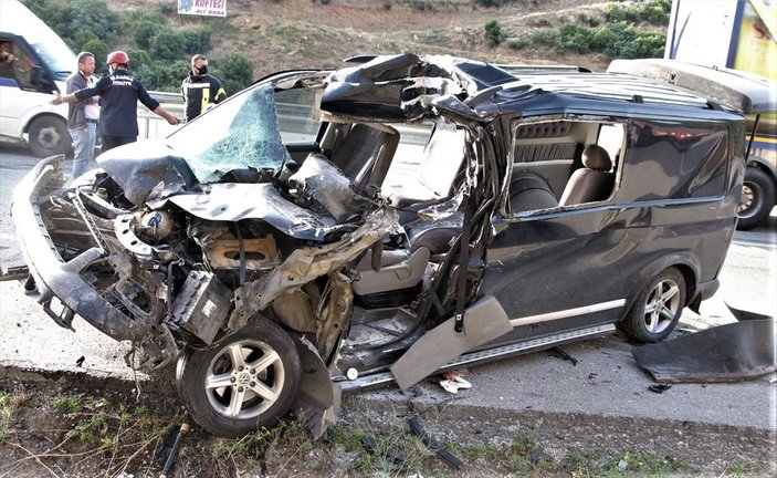 Manisa'da minibüs kamyona çarptı: 4 yaralı