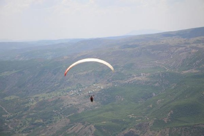 Bingöl'de terörle anılan dağ, paraşütçülerin merkezi oldu