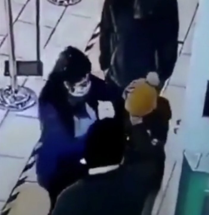 Güvenlik görevlisi çocuğun yüzüne dezenfektan sıktı