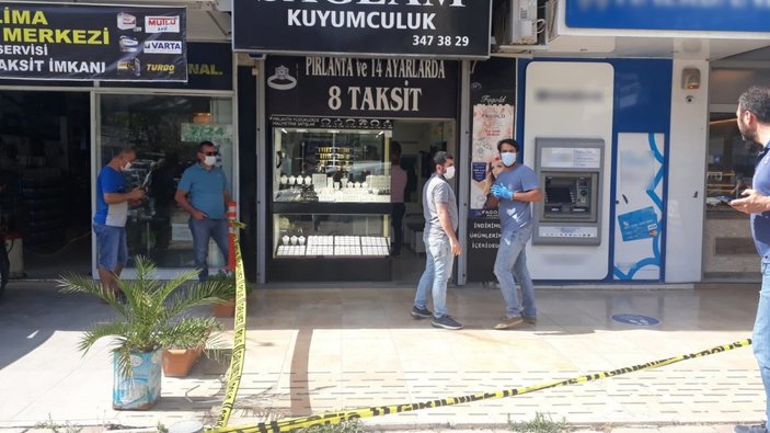 İzmir’de kuyumcu, hırsızı derdest edip polise teslim etti