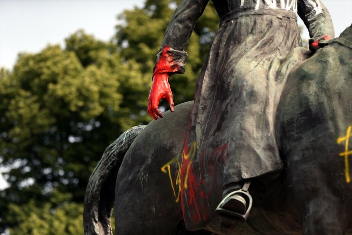 Belçika Kralı 2. Leopold'un heykeli yine tahrip edildi