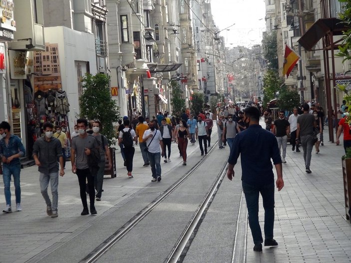 Taksim’de polisten hoparlörlü drone ile uyarı