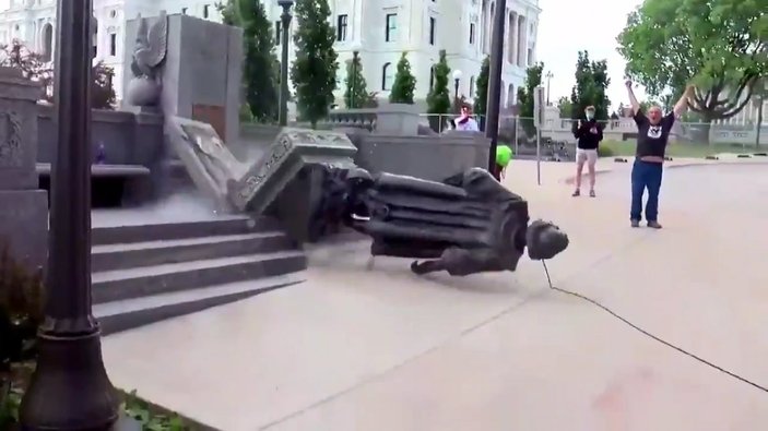 ABD’de eylemciler Kristof Kolomb’un heykelini yıktı