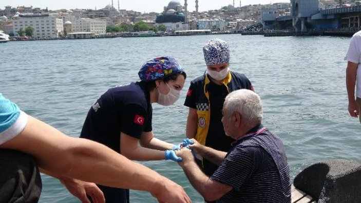 İstanbul'da başı dönen yaşlı adam, denize düştü