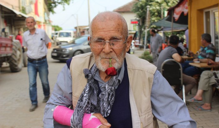 Bursa'daki Gül Dede, virüse karşı meydan okuyor