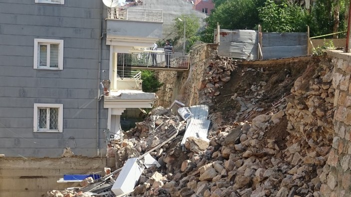 Tokat'ta istinat duvarının çökme anı kamerada