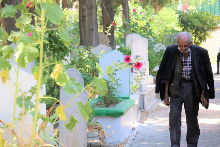 Kahramanmaraş'ta, eşinin mezarı başından ayrılmıyor