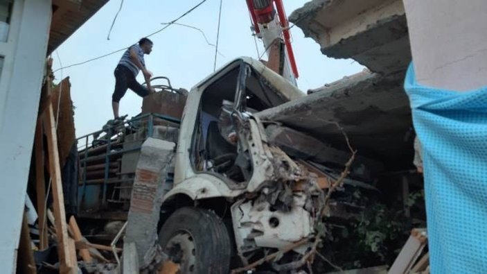 Sakarya’da freni boşalan kamyon eve daldı: 1 ölü 2 yaralı