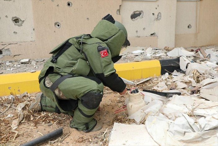 Mehmetçik Hafter'in tuzakladığı bombaları temizliyor
