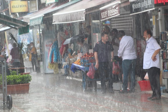 Beklenen yağmur Edirne'de başladı, İstanbul'a geliyor