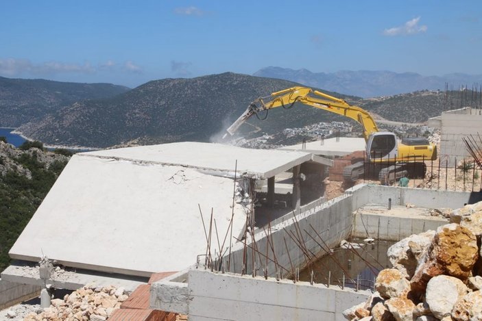 Antalya Kaş'ta kaçak villa yıkımı devam ediyor