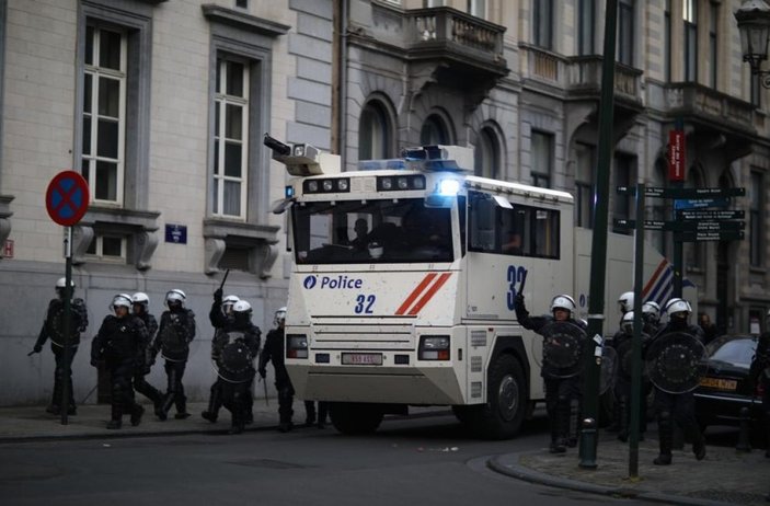 Belçika'da polis, bir gencin boynunun üzerine diz çöktü