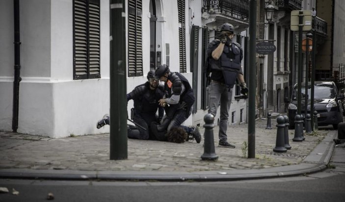Belçika'da polis, bir gencin boynunun üzerine diz çöktü