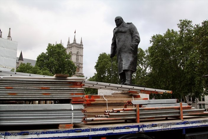 Londra'da Churchill'in heykeli korumaya alındı