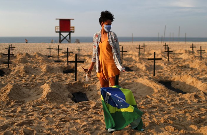 Brezilya'da plaja mezar kazdılar