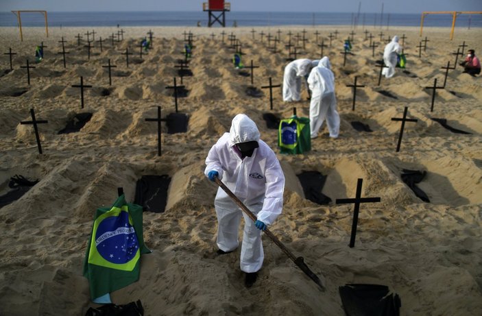 Brezilya'da plaja mezar kazdılar
