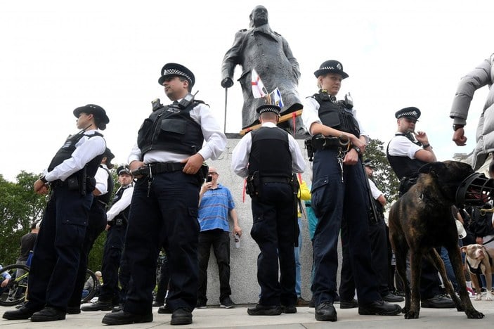 İngiltere'de heykellere saldırılar sürüyor