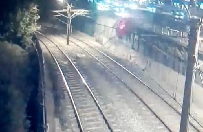 Bakırköy'de otomobil metro hattına düştü