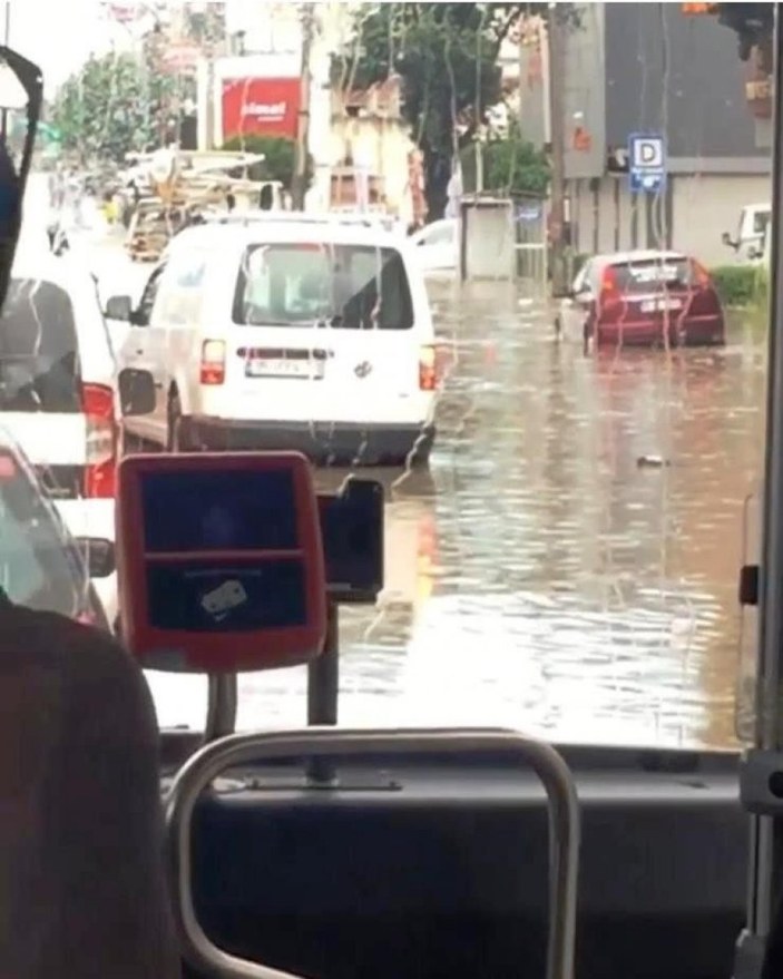 Sağanak yağış, İzmir'de hayatı felç etti
