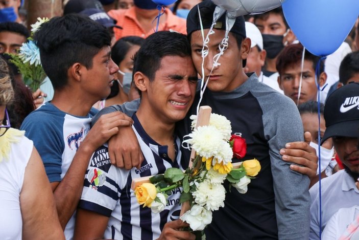Meksika'da genç futbolcuya son golünü tabutla attırdılar