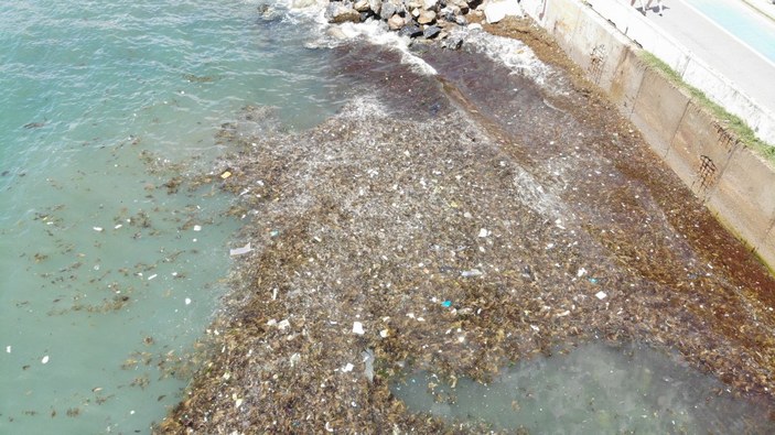 Caddebostan Sahili'nde oluşan çöpler havadan görüntülendi
