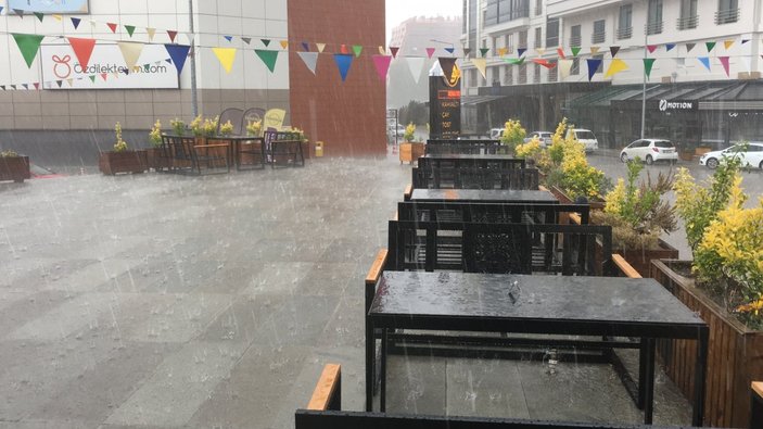 Eskişehir'de sağanak yağış vatandaşlara zor anlar yaşattı