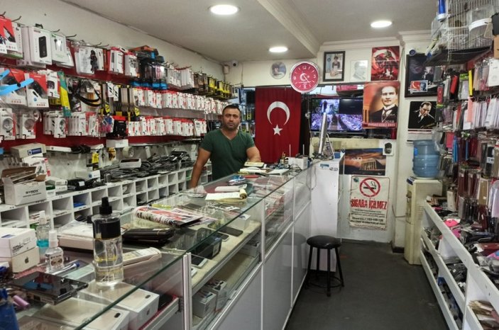 İzmir'de kaşla göz arasında telefon hırsızlığı