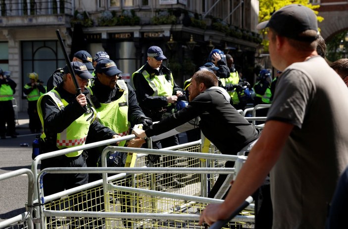 İngiltere'de aşırı sağcılar polise saldırdı