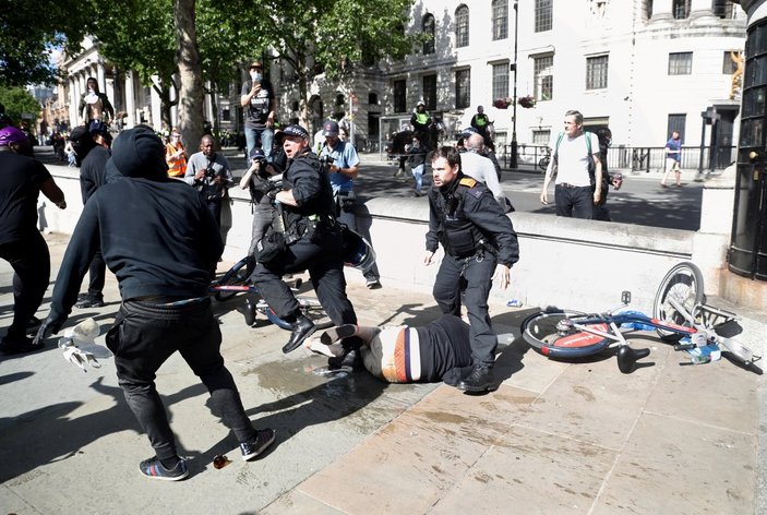 İngiltere'de polisten eylemcilere orantısız şiddet