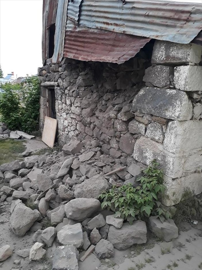 Bingöl'de 10 ev yıkıldı, 4 kişi kurtarıldı