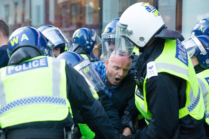 İngiltere'de karşıt görüşlü göstericiler çatıştı