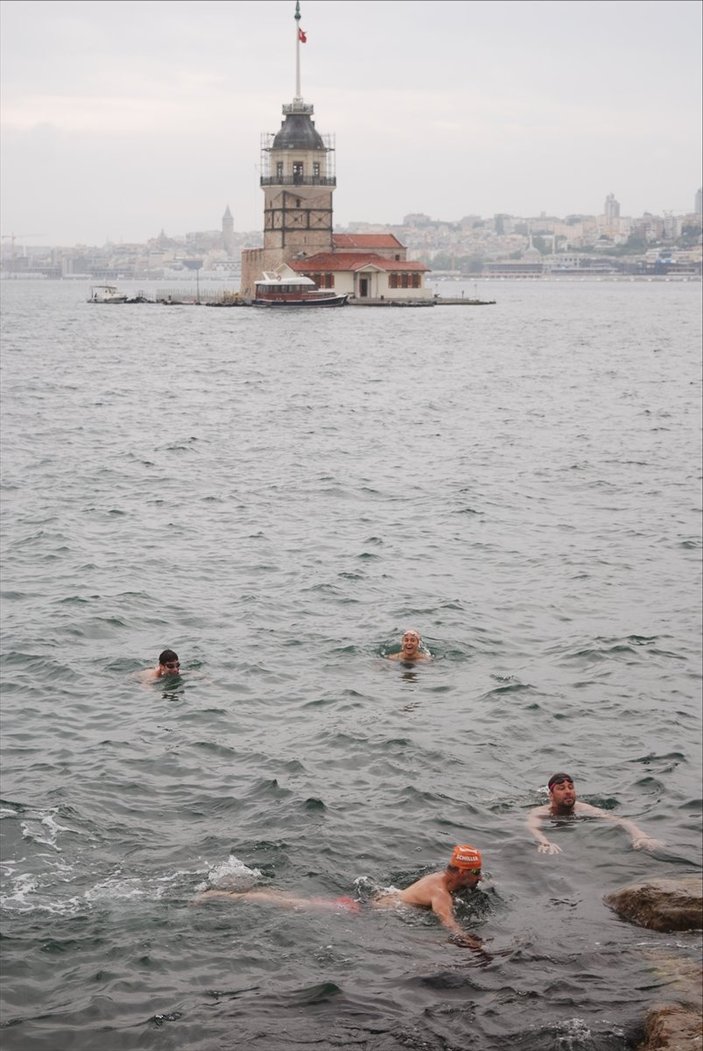 İstanbul'da yağmura aldırış etmeden denize girdiler