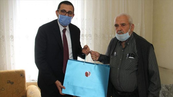 Namaz için stada giremeyen Osman Amca'ya seccade hediyesi