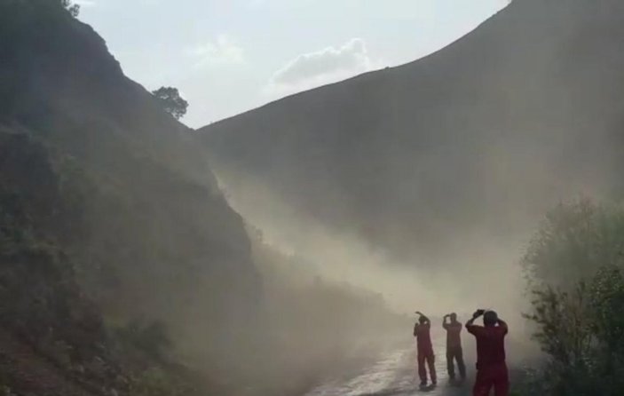 Bingöl’de deprem sonrası heyelan anı kamerada
