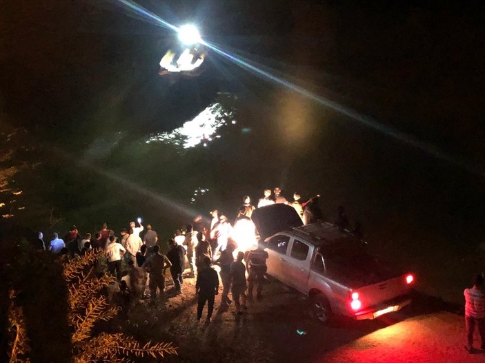 Erzincan'da bir araç nehre düştü: 5 ölü 3 yaralı