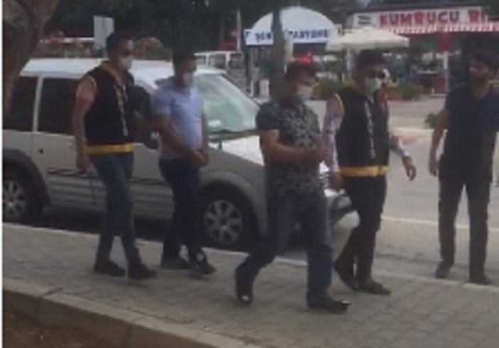 İzmir'de cep telefonu hırsızları polise takıldı