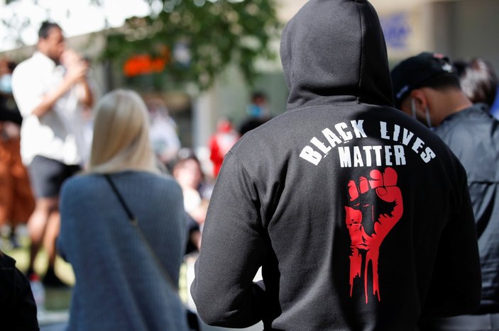 İngiltere'de ırkçıları linçten siyahiler kurtardı