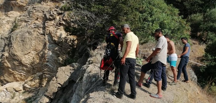 Antalya'da kayalıklarda mahsur kalan genç kurtarıldı