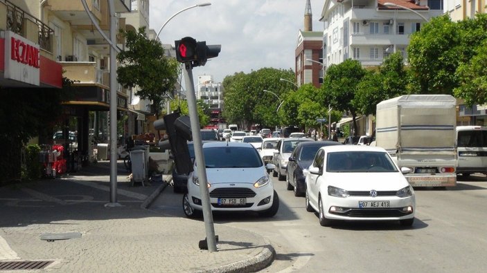 Antalya'da ışık ihlali yaptı, trafik lambasına çarptı