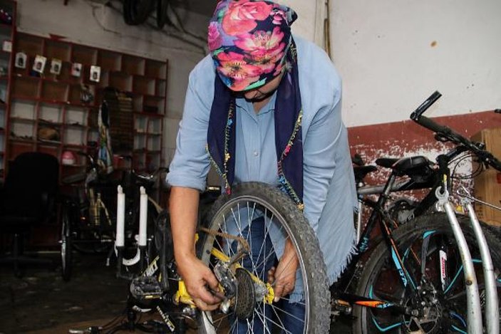 Bisiklet tamiri için oğluna yardımcı olan kadın usta oldu