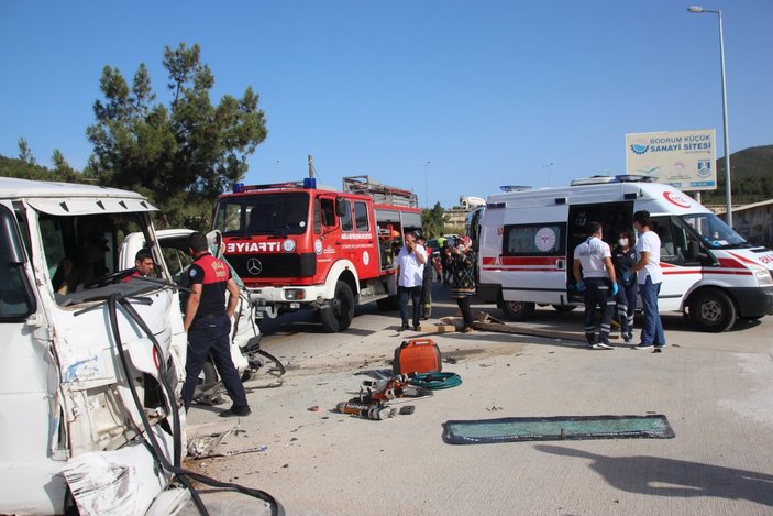 Bodrum’da işçileri taşıyan minibüs kaza yaptı: 8 yaralı