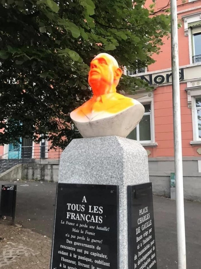 Fransa’da Charles de Gaulle’un büstüne saldırı
