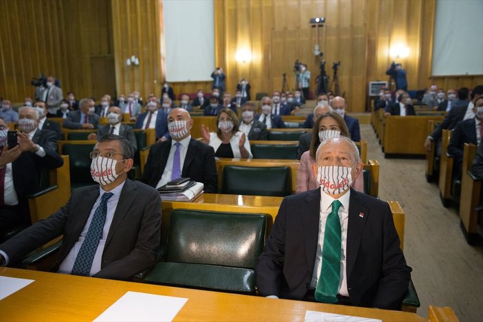 CHP'liler adalet yazılı maske taktı