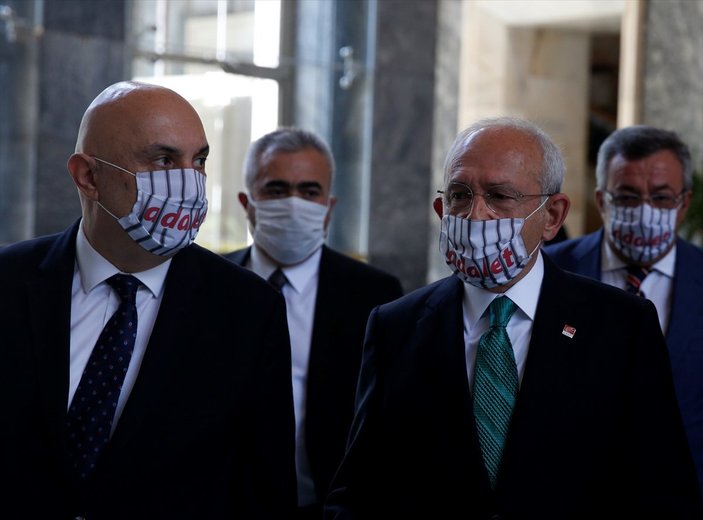 CHP'liler adalet yazılı maske taktı